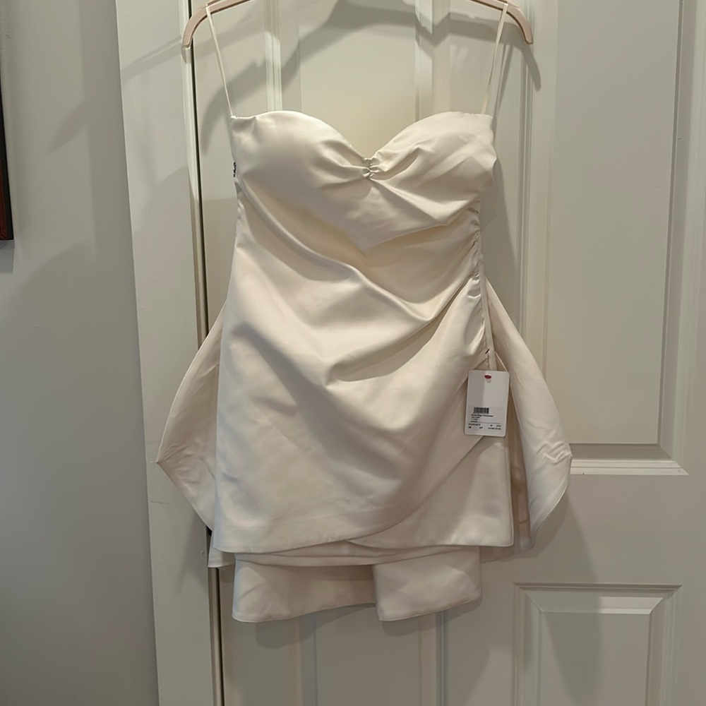 Brides to be and graduates! Adorable white mini dress🫶🏻